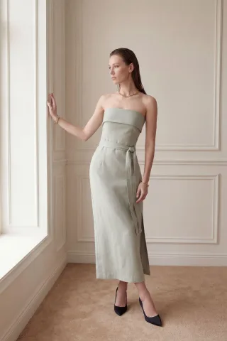 Hüftfreies Maxikleid mit Gürtel