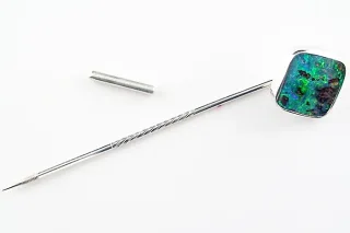 935er Reversnadel mit 2,30 ct. Boulder Opal aus Australien