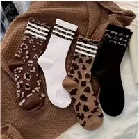 XCOAST Freizeitsocken Damen Socken Leo Muster 4 Paar – Retro Sneaker Socken (Sneaker Socken Damen 4 Paar, 4-Paar, Animal Print Socken) Sorgt für angenehmes Fußklima