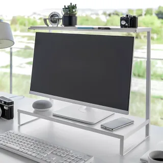 Yamazaki Monitorständer 2 Ebenen platzsparend Tower – Metall weiß. Weiße Bildschirmerhöhung und Schreibtisch-Organizer für ein helles, modernes Büro.