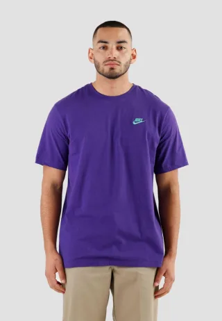Nike Sportswear Club Herren-T-Shirt in Lila