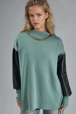 Fauxleder-Detaillierter Pullover