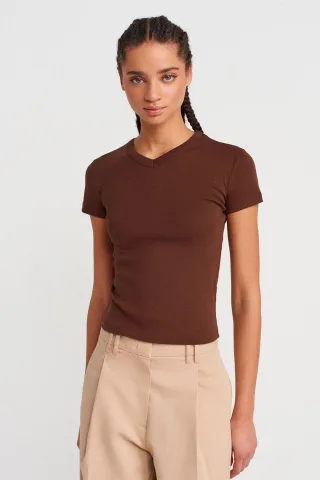Schmal geschnittenes Baumwoll-V-Ausschnitt-T-Shirt