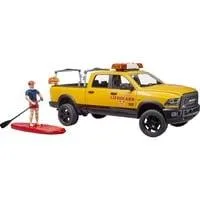 RAM 2500 Power Wagon Life Guard, Modellfahrzeug gelb/schwarz, Inkl. Figur, Stand Up Paddle und Light & Sound Modul