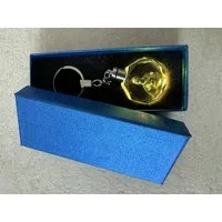 Stelby Schlüsselanhänger mit Gravur Cristiano Ronaldo Schlüsselanhänger Multicolor LED mit Geschenkbox (Perfekt für Geburtstage und Weihnachten, 1-tlg., Robustes Glasmaterial, leuchtet in 5 Farben), Farbwechsel, langlebig, modernes Design