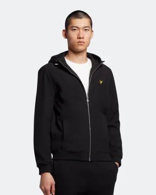 Die Lyle & Scott Softshell-Jacke ist mit ihrem elastischen Saum, den Ärmelbündchen, der verstellbaren Kapuze und den unauffälligen Taschen das ganze Jahr über ein Must-have. Die klassische Silhouette aus strapazierfähigem Softshell und mit unserem Go