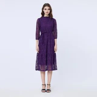 Ausgestelltes Spitzenkleid
