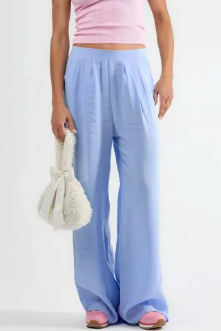 Hosen mit weitem Schnitt und Falten