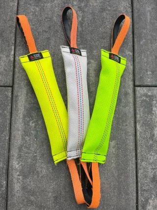 Beißwurst | FIRE REVIVE | aus Feuerwehrschlauch | inkl. Spende | S-XXL | Upcycling-Produkt | Hunde-Spielzeug Gelb S2 - 8 x 20 cm (ohne Schlaufen)