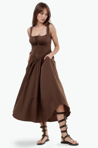Midi-Kleid mit quadratischem Kragen und Knopfdetails