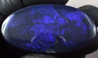 107,60 ct. Black Opal aus Lightning Ridge – Faszinierendes Farbspiel
