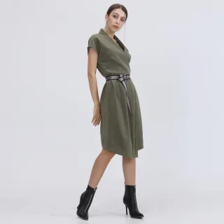 Mittellanges Kleid mit Wickeloptik und zusätzlichem Gürtel