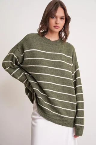 Gestreifter Rundhals entspannt geschnittener Strickpullover