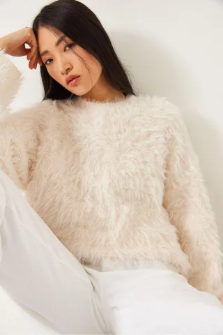 Oversized Strukturstrickpullover mit Plüschdetails