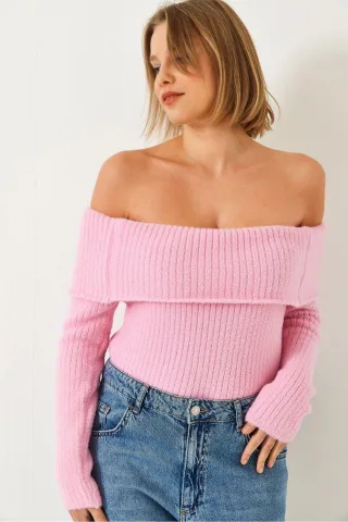 Schulterfreier gerippter Strickpullover mit umgeschlagenem Detail