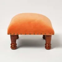 Homescapes Fußhocker Samthocker Mable – orange mit Holzbeinen, 40 x 40 x 25 cm