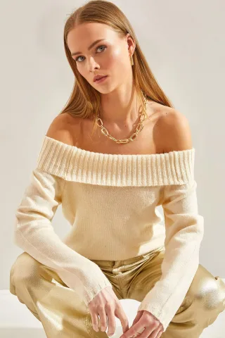 Strickpullover mit Madonna-Kragen aus strukturiertem Material
