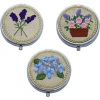 The Beauty House Pillendose Pillendose mit Spiegel und gestrickten Blumen Medikamentenbox Dose, Kleine Tablettendose für Unterwegs, Reise-Pillenspender Tablettenbox