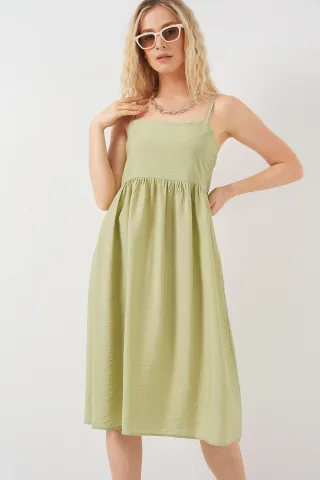 Kleid mit quadratischem Ausschnitt und strukturiertem Midi-Design