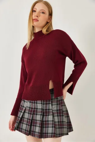 Lässig geschnittener Rollkragenpullover mit Schlitz