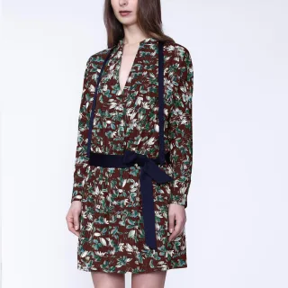 Kurzes Kleid mit Satin-Kragen und Blätterdruck
