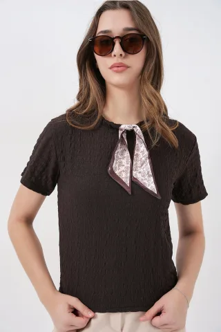 Strukturierte Bluse mit Rundhalsausschnitt und Schal-Details