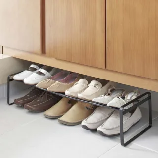 Yamazaki Schuhregal ausziehbar platzsparend erweiterbar Frame – Metall schwarz. Die ideale Lösung für eine strukturierte Schuhaufbewahrung im Flur.
