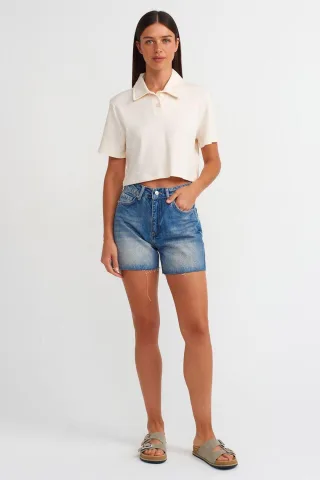 Hoch geschnittene Denim-Shorts mit Knopfverschluss