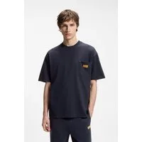 HUGO T-Shirt Nevado Brusttasche, reine Baumwolle, Logo?Badge aus Veloursleder