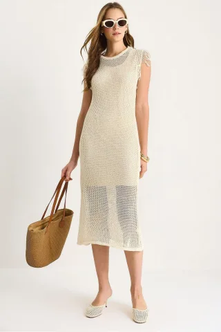 Midi-Kleid mit strukturiertem Stoff und Rüschendetails