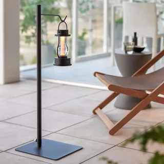 Yamazaki Laternenständer ausziehbar 80-152cm Metall schwarz. Ein funktionales Designelement für stimmungsvolle Akzente in Ihrem modernen Wohnraum.