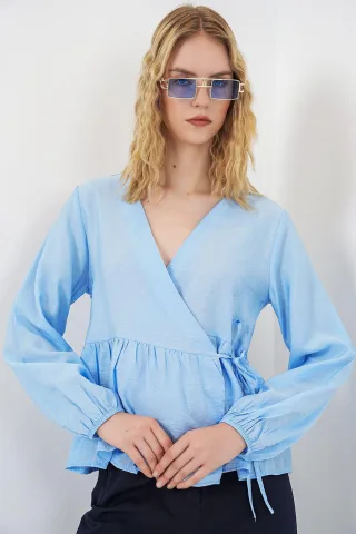 V-Ausschnitt Bluse mit Bindegürtel aus Krepp