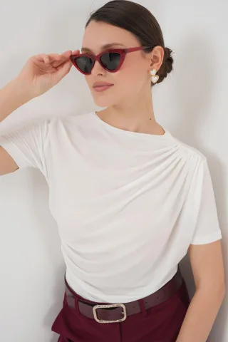 Taillierte Bluse mit Rüschendetails und Rundhalsausschnitt