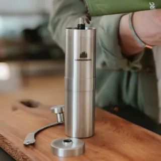 Kaffeemühle manuell Keramikmahlwerk Metall silber 35g Fassungsvermögen | Gronenberg Handmühle stufenlos einstellbar für Camping Vanlife und Reise.
