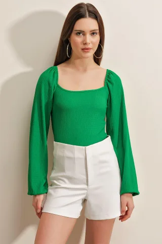 Taillierte strukturierte Bluse mit quadratischem Kragen und Rüschendetail