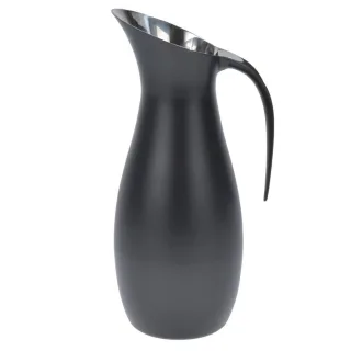 Wasserkaraffe mit Griff Schwarz 1,7 Liter | Zone Denmark. Ein zuverlässiger Getränkespender für strukturierte Meetings und den Schreibtisch.