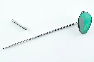 935er Reversnadel mit 1,02 ct. Semi Black Opal aus Australien