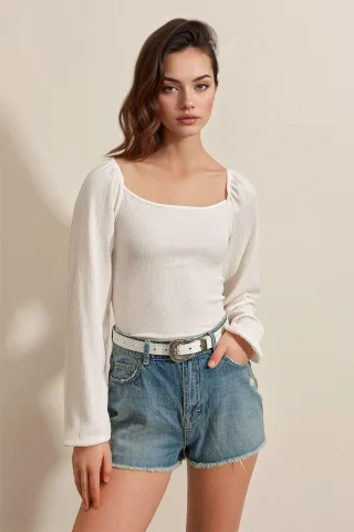 Taillierte Texturbluse mit quadratischem Kragen und Rüschendetail