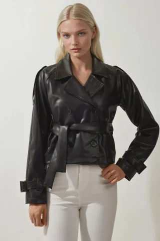 Figurbetonte Doppelreiher-Faux-Lederjacke mit Schleife