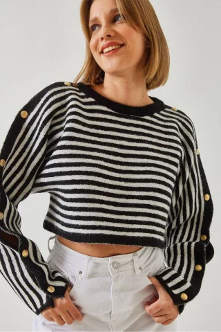 Gestreifter cropped Pulli mit Knopfdetail