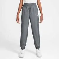 Nike Sportswear Sporthose K NSW CLUB WVN JGGR LBR für Jugendliche entwickelt, aus Polyester