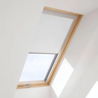 Dachfenster mit Innenrollo in Weiß, Holz, RoofLite+ made by Velux Group, Slim Pine, 55x78 cm, Innen Kiefer, außen Anthrazit, individuell konfigurieren