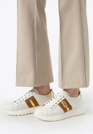 Wittchen Damen-Sneaker aus Naturleder mit Metallelementen in Creme und Gold.