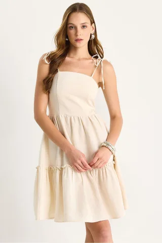 Kleid mit quadratischem Kragen in A-Form und Bindungsdetail in Midi-Länge