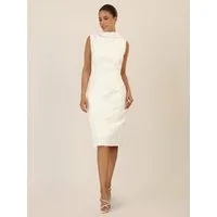 Apart Abendkleid mit floraler Struktur und Chiffoncape