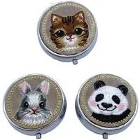 The Beauty House Pillendose Stickerei Pillendose mit Tiermotiven – Katze, Hase & Panda, Kleine Tablettendose für Unterwegs, Reise-Pillenspender Tablettenbox