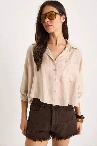 Gestreiftes, texturiertes Cropped-Shirt mit Knopfverschluss und Tasche