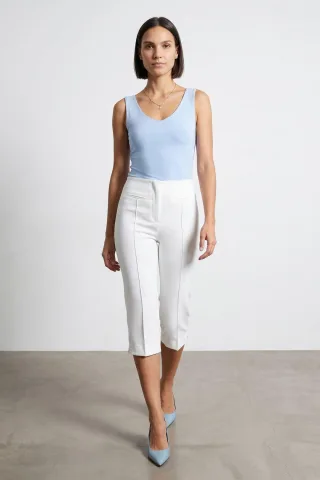 Hoch taillierte Capri-Zigarettenhose