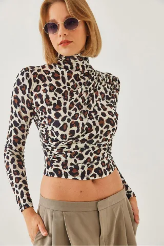 Fitted-Rollkragenbluse mit Rüschendetail