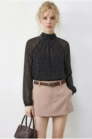 Pünktchen-Turtleneck-Chiffonbluse